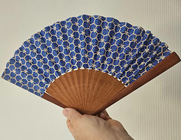 Eventail bois fleuri / bleu