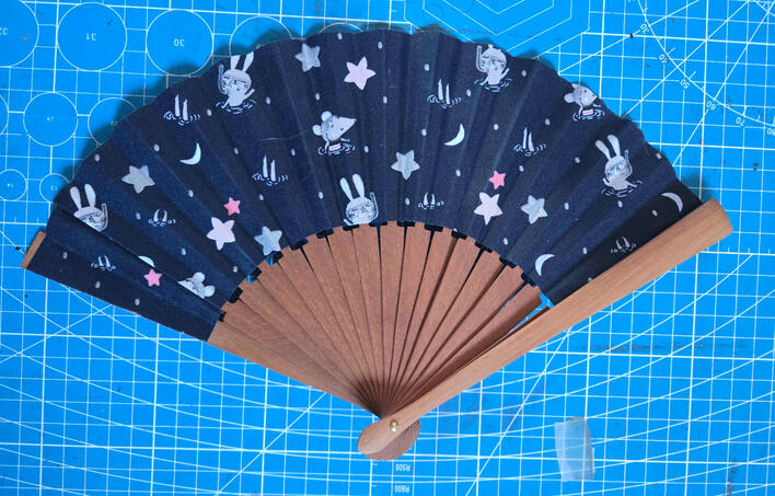 Eventail motif bleu nuit